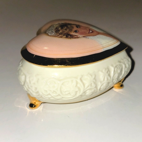 PRINCESS DIANA ARDLEIGH ELLIOTT HEART SHAPED MUSIC BOX "CANDLE IN THE WIND" - Picture 5 of 9